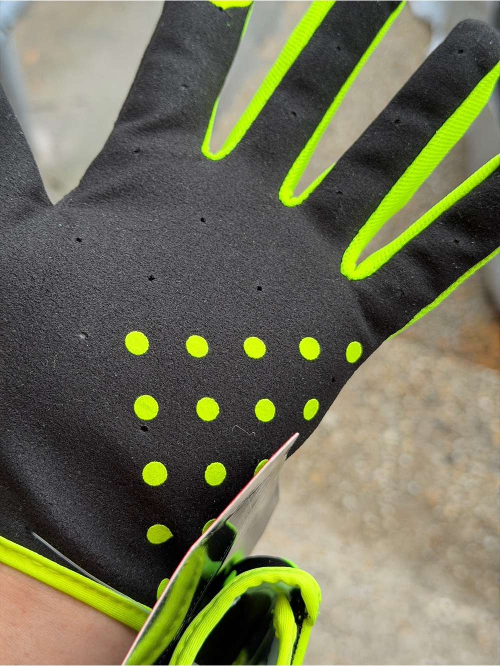 Gloves - Picture 7 of 9